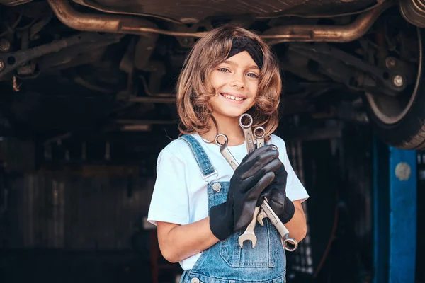 Portrait of cute little girl at auto service — Stock Photo, Image