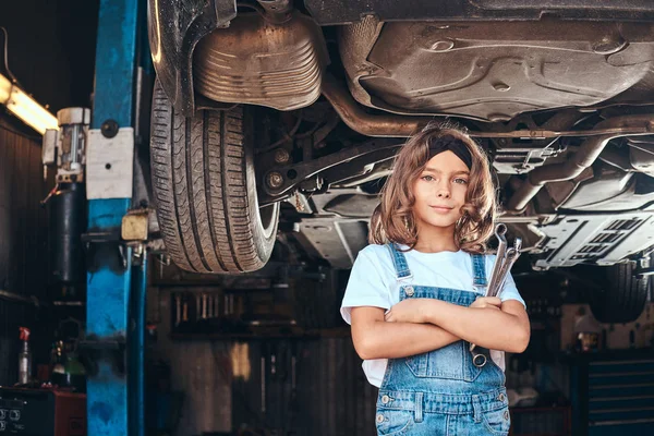 Portrait of cute little girl at auto service — Stock Photo, Image
