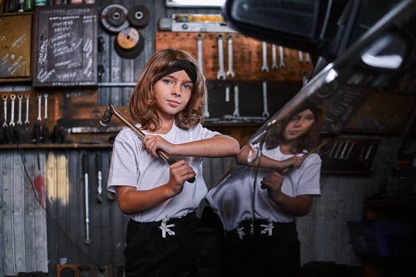 Linda niña pequeña está soñando con convertirse en un técnico de automóviles —  Fotos de Stock