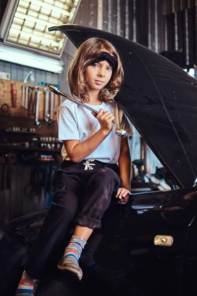 Menina pequena bonito está sonhando para se tornar um técnico de automóveis — Fotografia de Stock