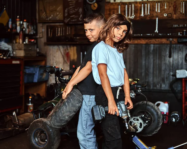 Concept of young dream team - kids have fun at auto service — Stock Photo, Image