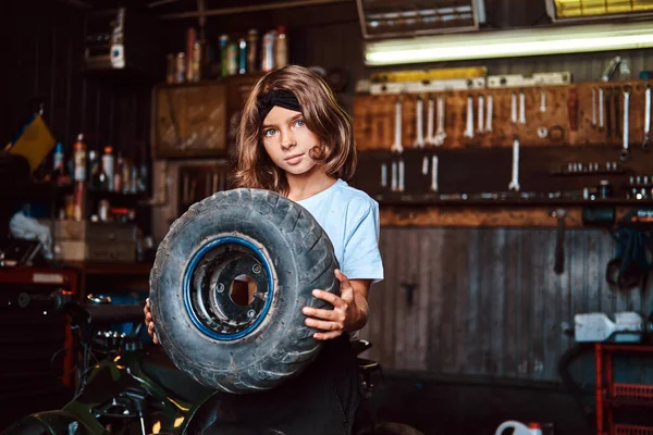 Портрет милой девочки в мастерской автосервиса — стоковое фото