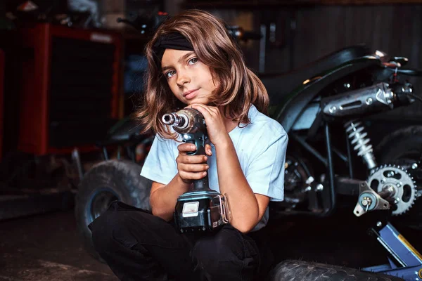 자동차 서비스 워크샵에서 좋은 어린 소녀의 초상화 — 스톡 사진