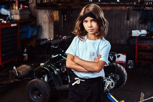 Porträt eines netten kleinen Mädchens in der Werkstatt des Autoservice — Stockfoto