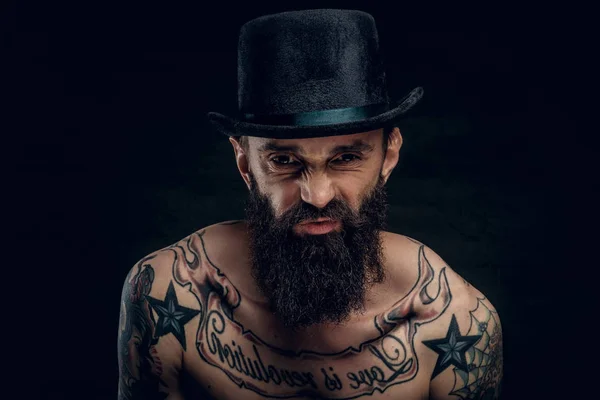 사악한 nacked 남자 와 모자 와 문신 — 스톡 사진