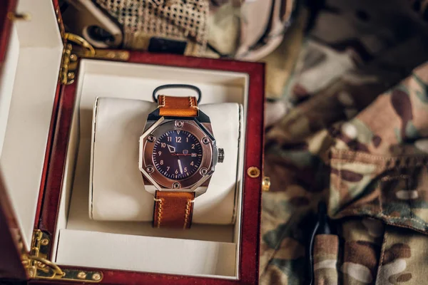 Ahşap hediye kutusunda güzel izlemek