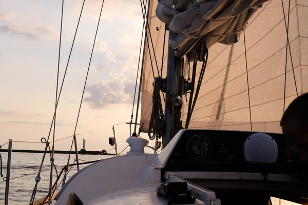 Segelbåt OS redo att avgå bara på solnedgången tid — Stockfoto
