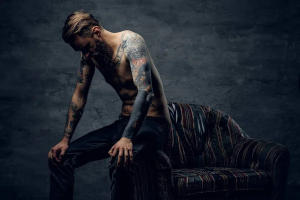 Uyuşturucu kullanıcı kavramı - depresif adam çok üzgün hissediyorum