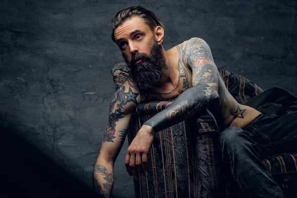 Uyuşturucu kullanıcı kavramı - depresif adam çok üzgün hissediyorum