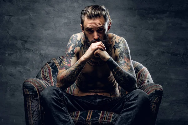 Uyuşturucu kullanıcı kavramı - depresif adam çok üzgün hissediyorum