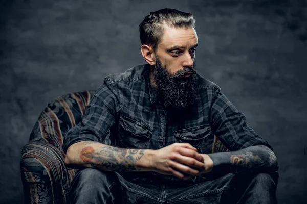 Stüdyoda dolorous sakallı adam portresi