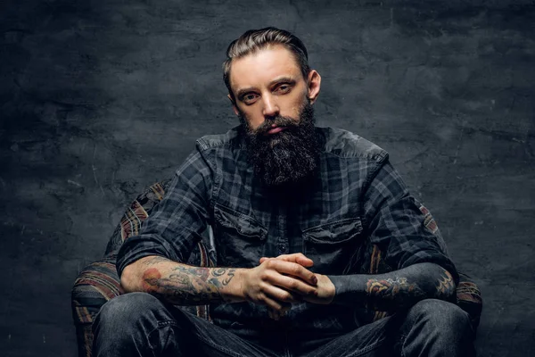 Portrait de l'homme barbu dolorous au studio — Photo