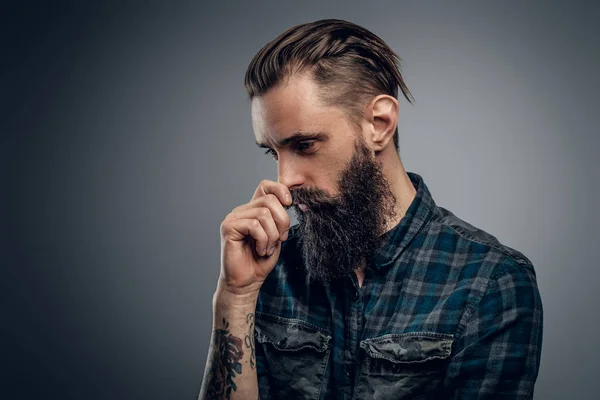 Портрет бородатого человека в студии — стоковое фото