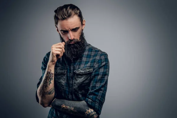Портрет долорога бородатого чоловіка в студії — стокове фото