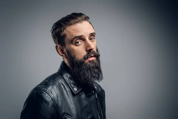 Portrait de l'homme barbu dolorous au studio — Photo