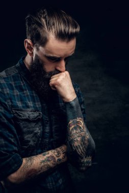 Stüdyoda dolorous sakallı adam portresi