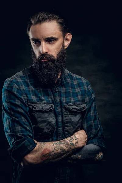 Portrait de l'homme barbu dolorous au studio — Photo