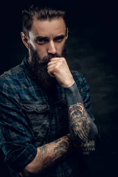 Портрет бородатого человека в студии — стоковое фото