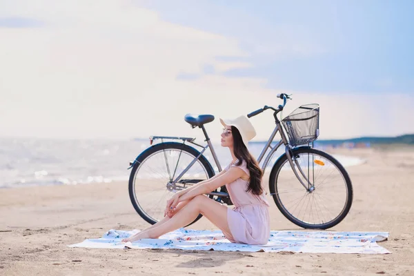 Portrait de belle brune avec son vélo au bord de la mer — Photo