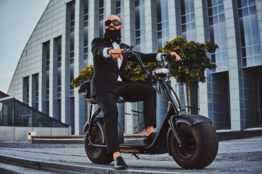 Adam yeni elektrikli bisikletine biniyor.