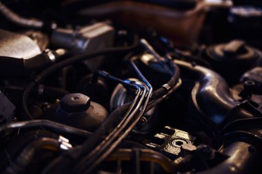 Otomobil atölyesinde açık araba motoru