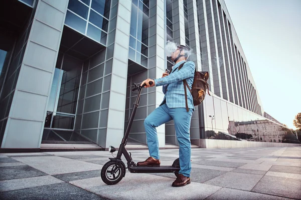 Elektro scooter ile Zarif adam vape sigara
