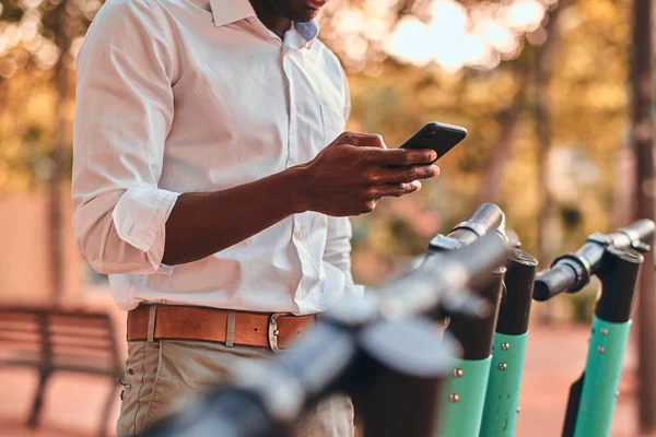 Man betalar för Electro scooter med sin mobiltelefon — Stockfoto