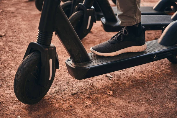 Pés de homem na scooter no estacionamento — Fotografia de Stock