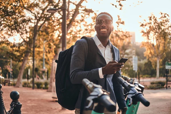 L'uomo sta pagando per elettroscooter utilizzando il suo telefono cellulare — Foto Stock