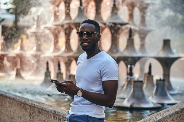 Retrato de un joven africano en la ciudad —  Fotos de Stock