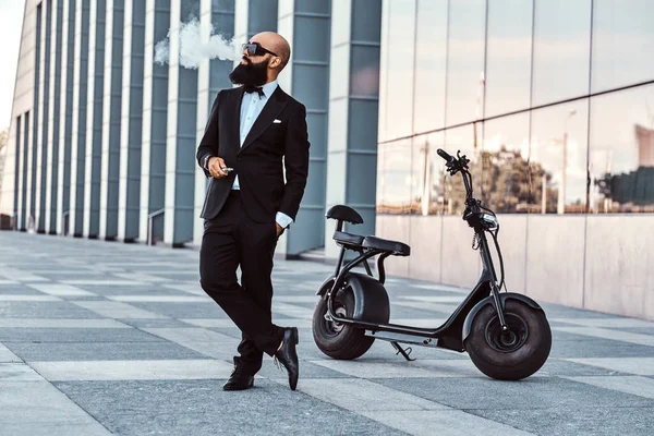 Elegante man is roken naast zijn Electro fiets — Stockfoto