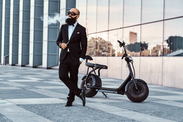 Elegant man röker bredvid sin Electro Bike — Stockfoto