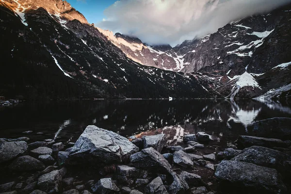 좋은 반사와 산에 아름다운 전망 — 스톡 사진