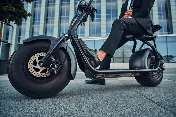 El hombre está conduciendo su nuevo electro scooter —  Fotos de Stock