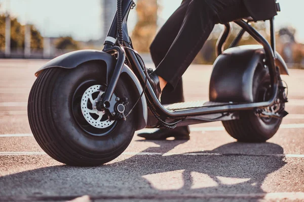 Homem está dirigindo sua nova scooter electro — Fotografia de Stock