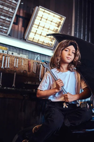 Menina pequena bonito está sonhando para se tornar um técnico de automóveis — Fotografia de Stock