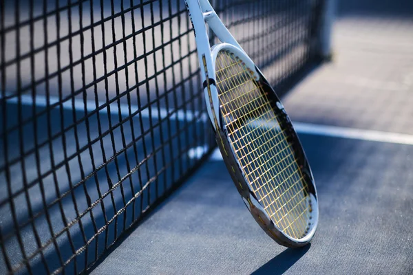 Tennisracket står nær tennisnettet. – stockfoto