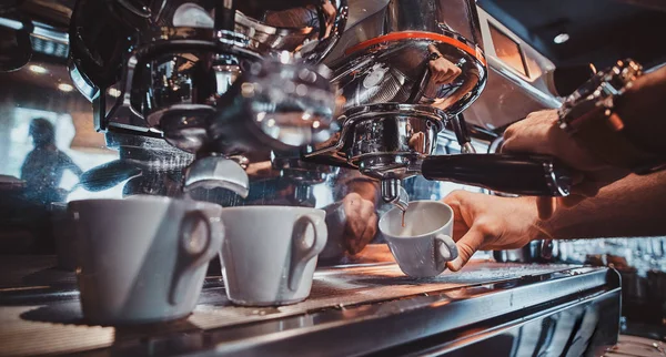 Processo de tomada de café usando máquina de café — Fotografia de Stock