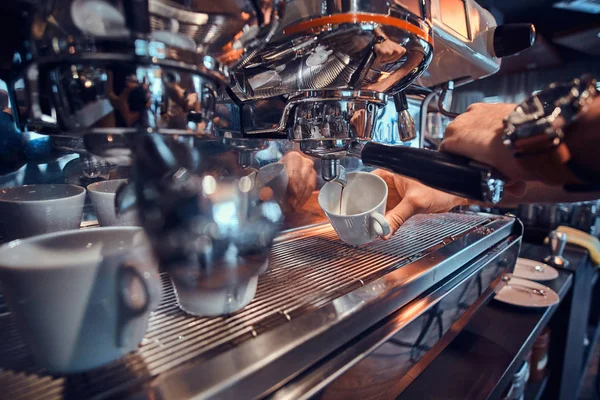 Prozess der Kaffeezubereitung mit Kaffeemaschine — Stockfoto