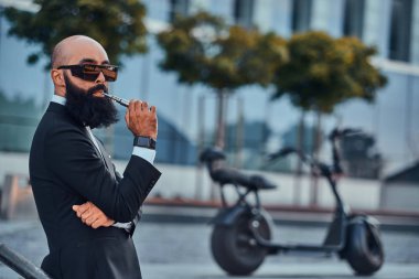 Modern sakallı adam varoriser içiyor