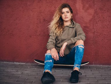 Kaykay ile çekici kız portresi