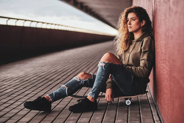 Potret gadis menarik dengan skateboard — Stok Foto