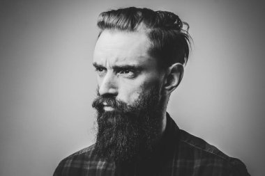 Çekici üzgün adamın siyah beyaz fotoğraf çekimi