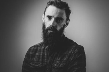 Çekici üzgün adamın siyah beyaz fotoğraf çekimi