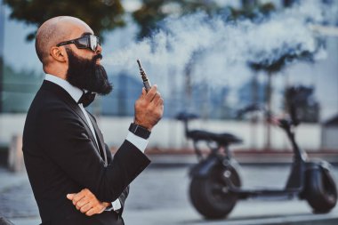 Modern sakallı adam varoriser içiyor