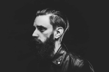 Çekici üzgün adamın siyah beyaz fotoğraf çekimi