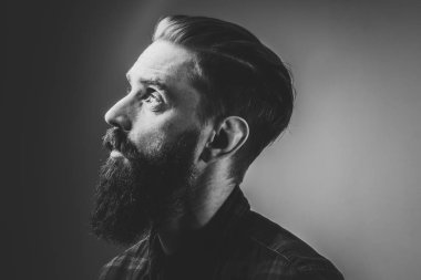 Çekici üzgün adamın siyah beyaz fotoğraf çekimi