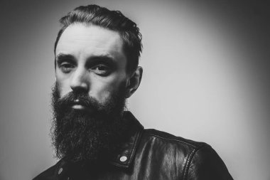 Çekici üzgün adamın siyah beyaz fotoğraf çekimi