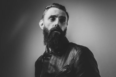 Çekici üzgün adamın siyah beyaz fotoğraf çekimi