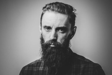 Çekici üzgün adamın siyah beyaz fotoğraf çekimi